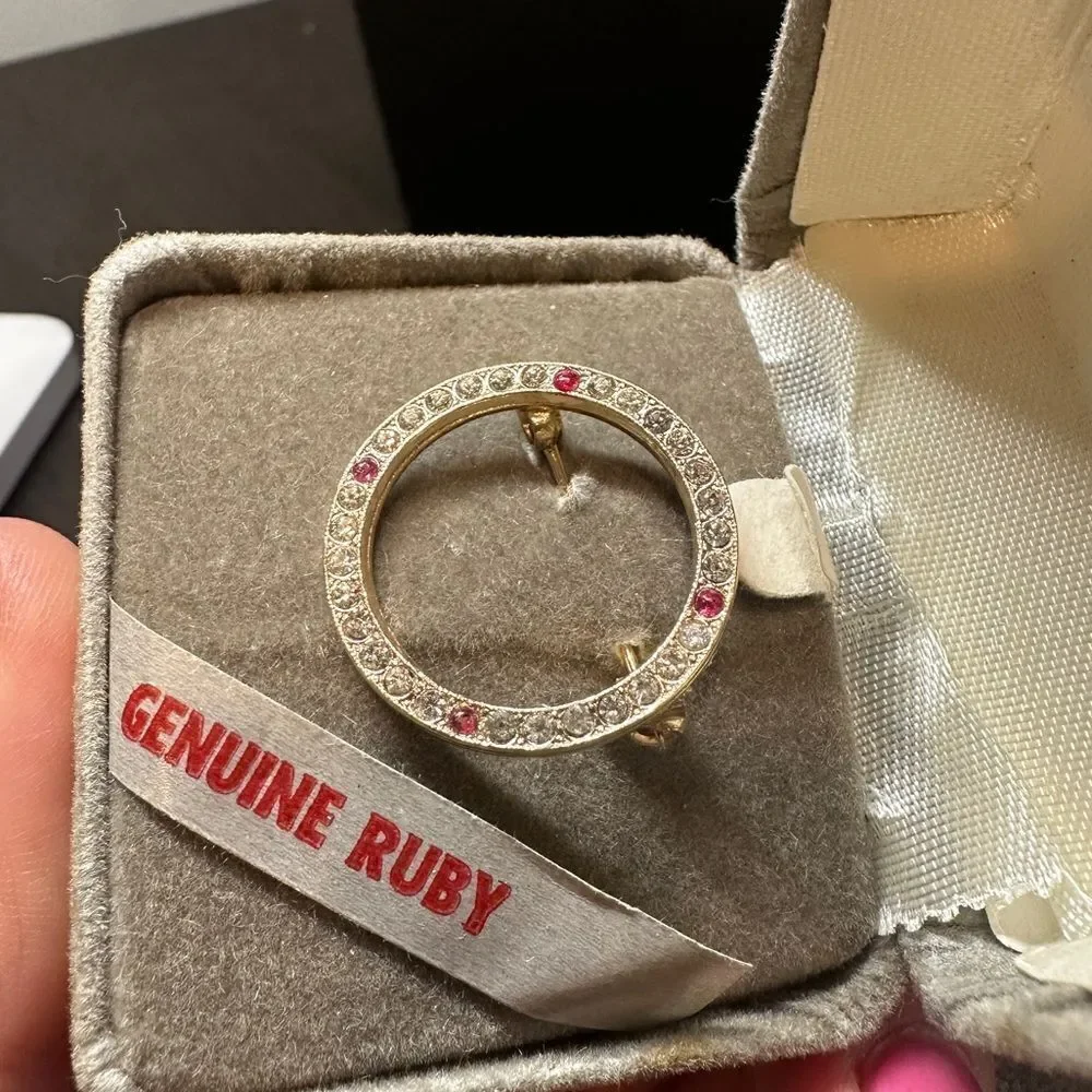 Vintage Giovanni gold‎ tone brooch with genuine rubies!